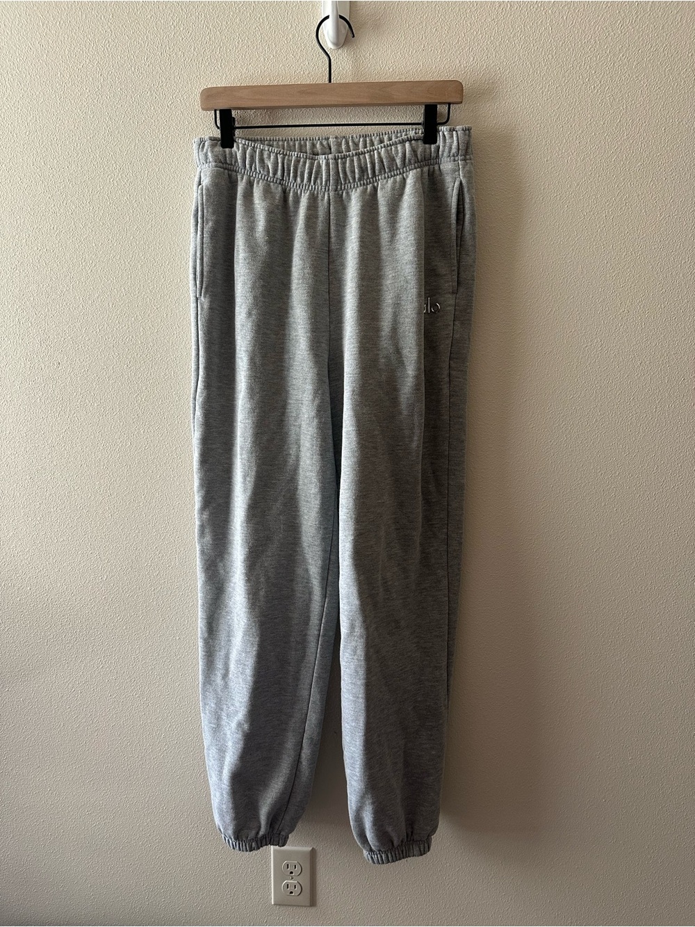 Alo Accolade sweatpant in athletic Heather grey fits like a small oversized - Picture 2 of 10